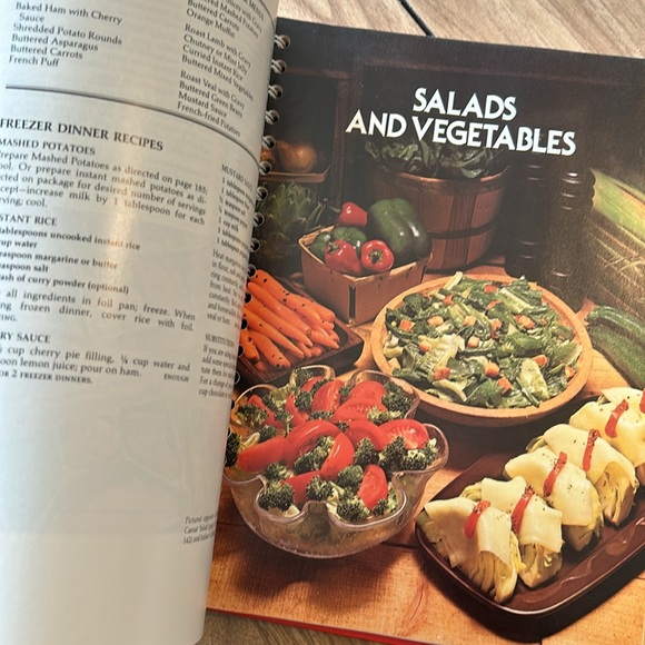 VTG 80s Betty Crocker's Cookbook Hardback Spiral Bound Color Photos 1982 Edition - Picture 10 of 11